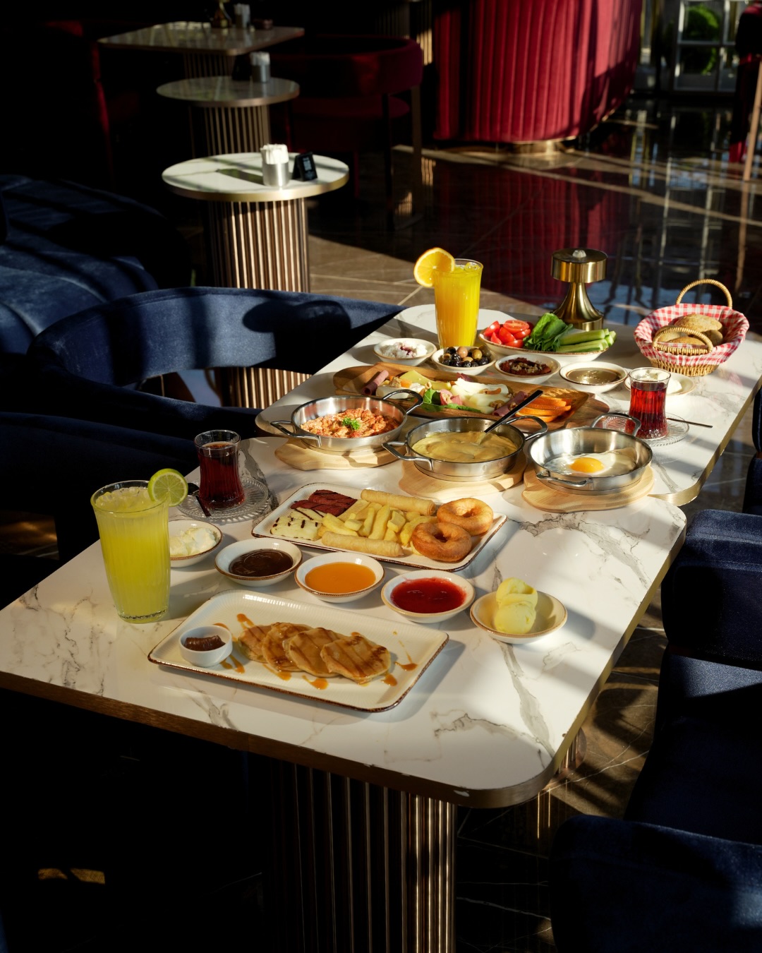 Maltepe kahvaltı mekanları arasında VeloRa Lounge kahvaltı sunumu