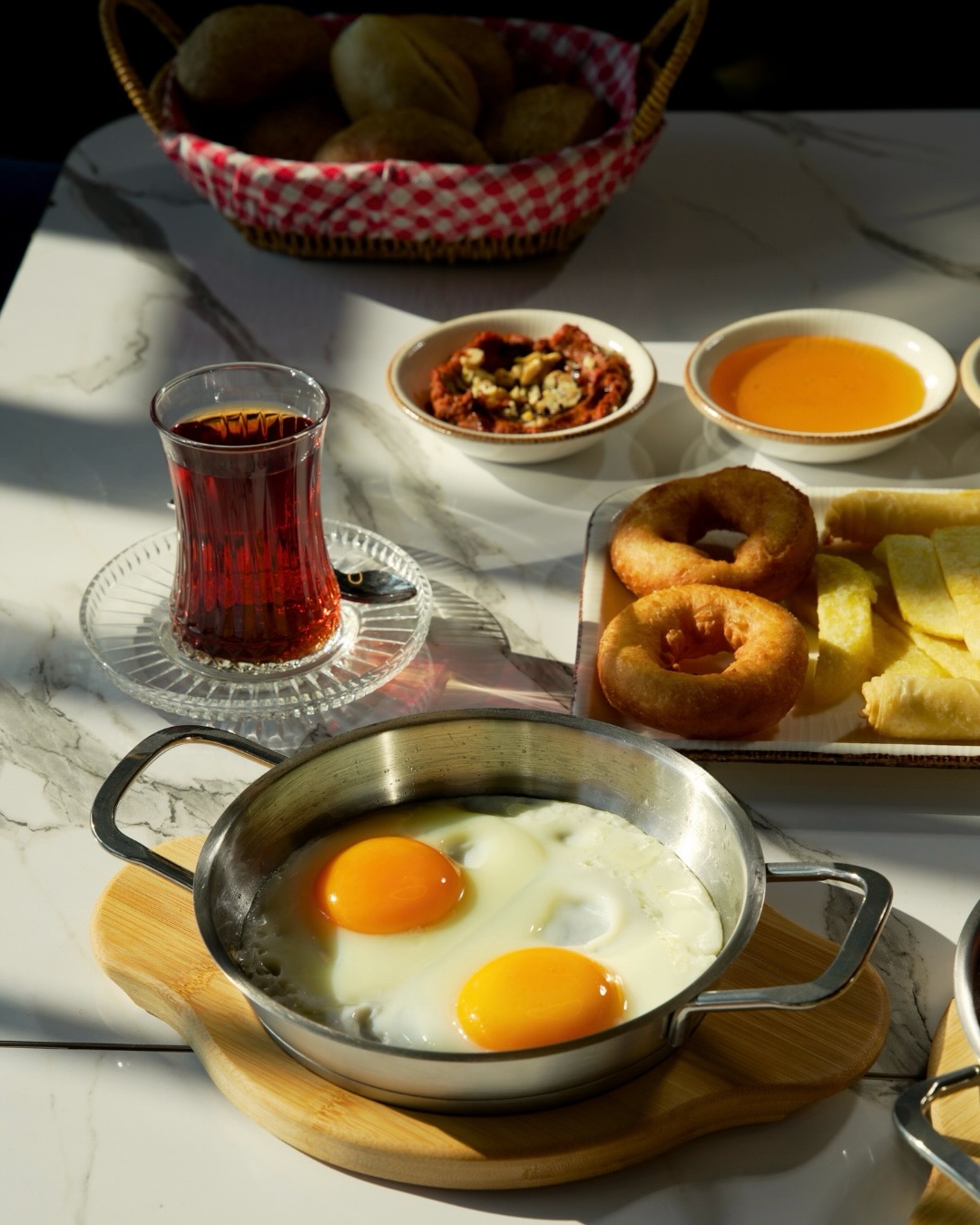 Dışarıda kahvaltı için VeloRa Lounge kahvaltı masası ve taze ürünler