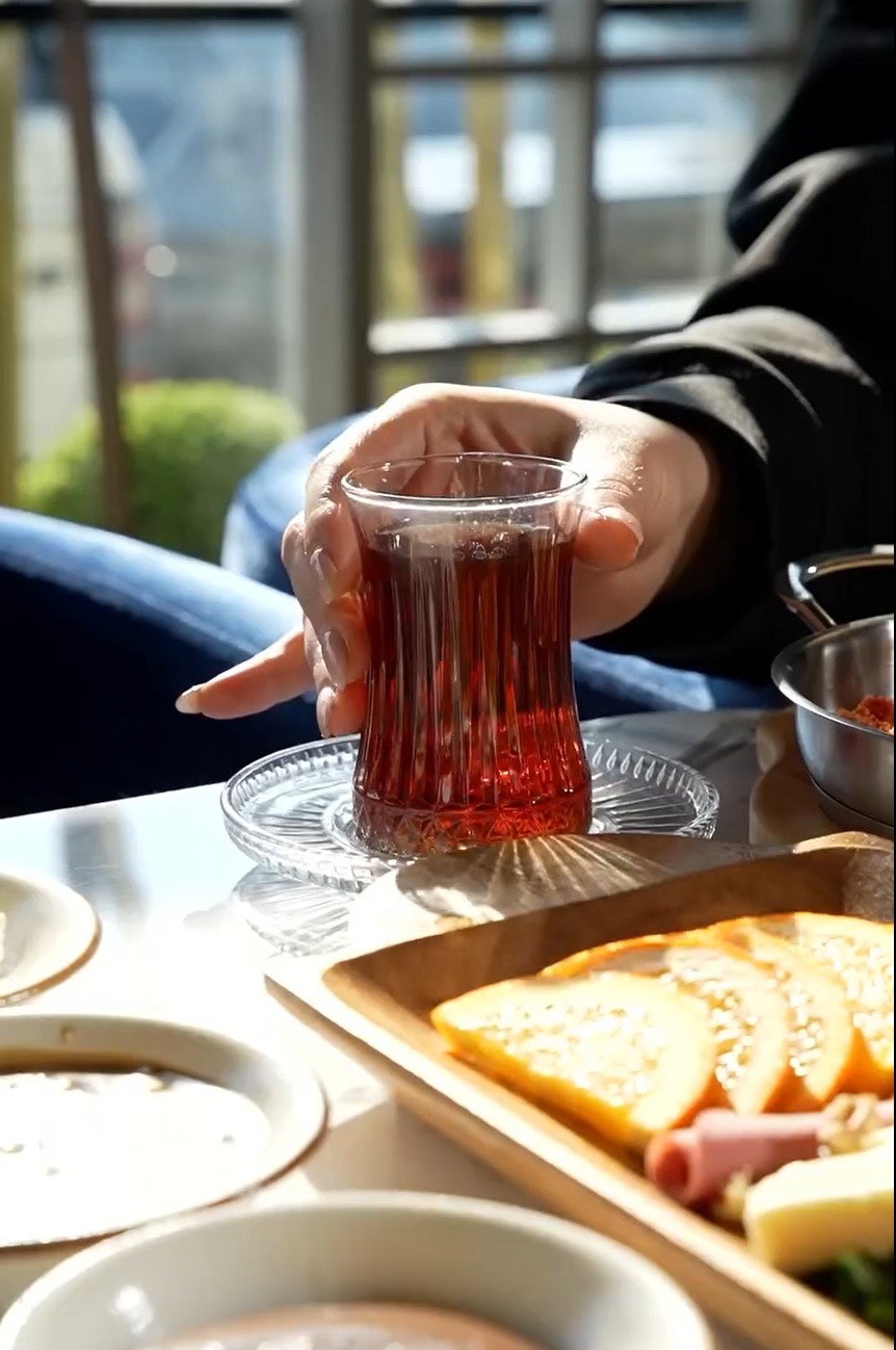 küçük kutlamalar için cafe seçimi ve masa düzeni
