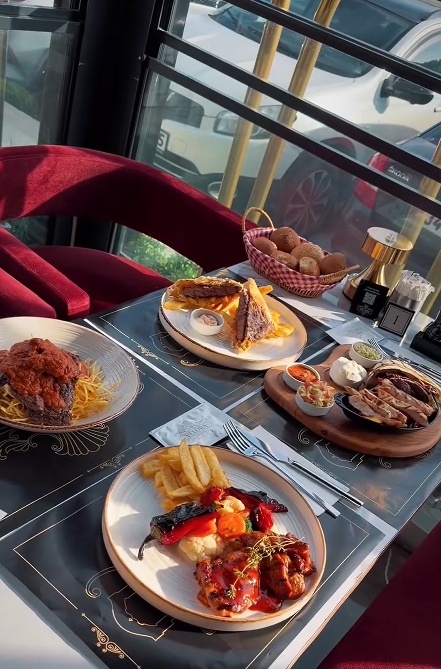 Kış akşamlarında cafe keyfi ve sıcak içecek sunumu