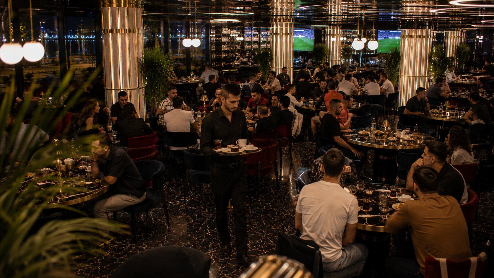 Anadolu Yakası'nda maç akşamında farklı misafir gruplarının bulunduğu modern lounge restoranın canlı ve şık iç mekân atmosferi.