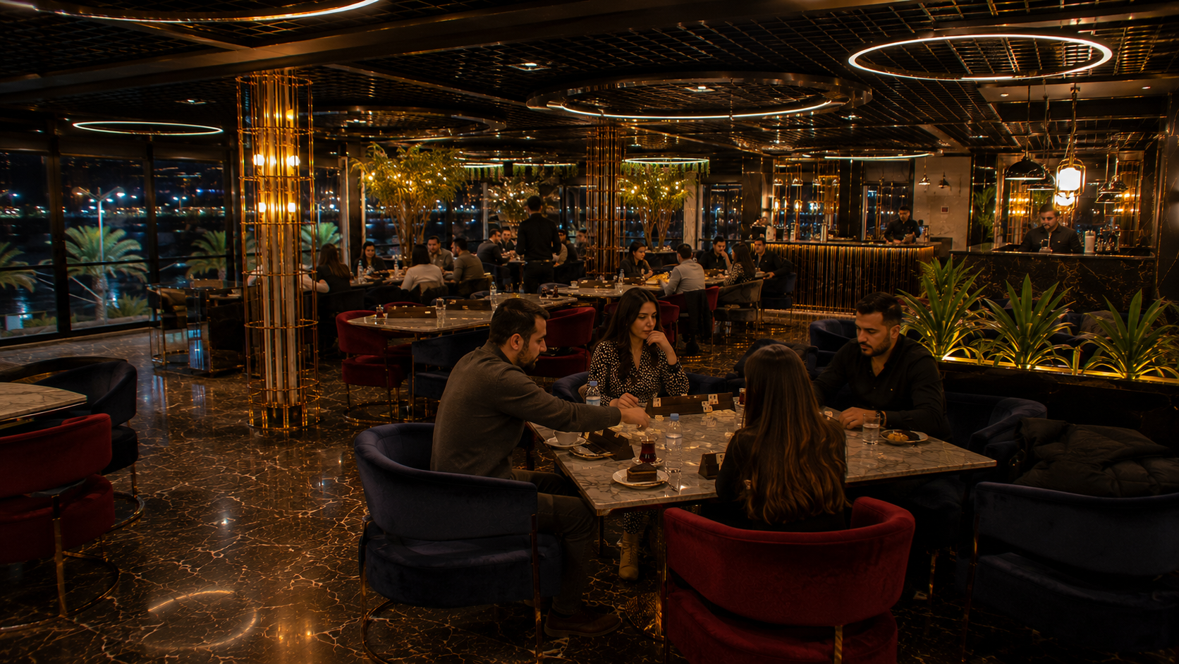 Velora Lounge'un gerçek iç mekânında farklı bir salonda okey oynayan dört arkadaş, çay ve hafif ikramlarla doğal restoran atmosferi.
