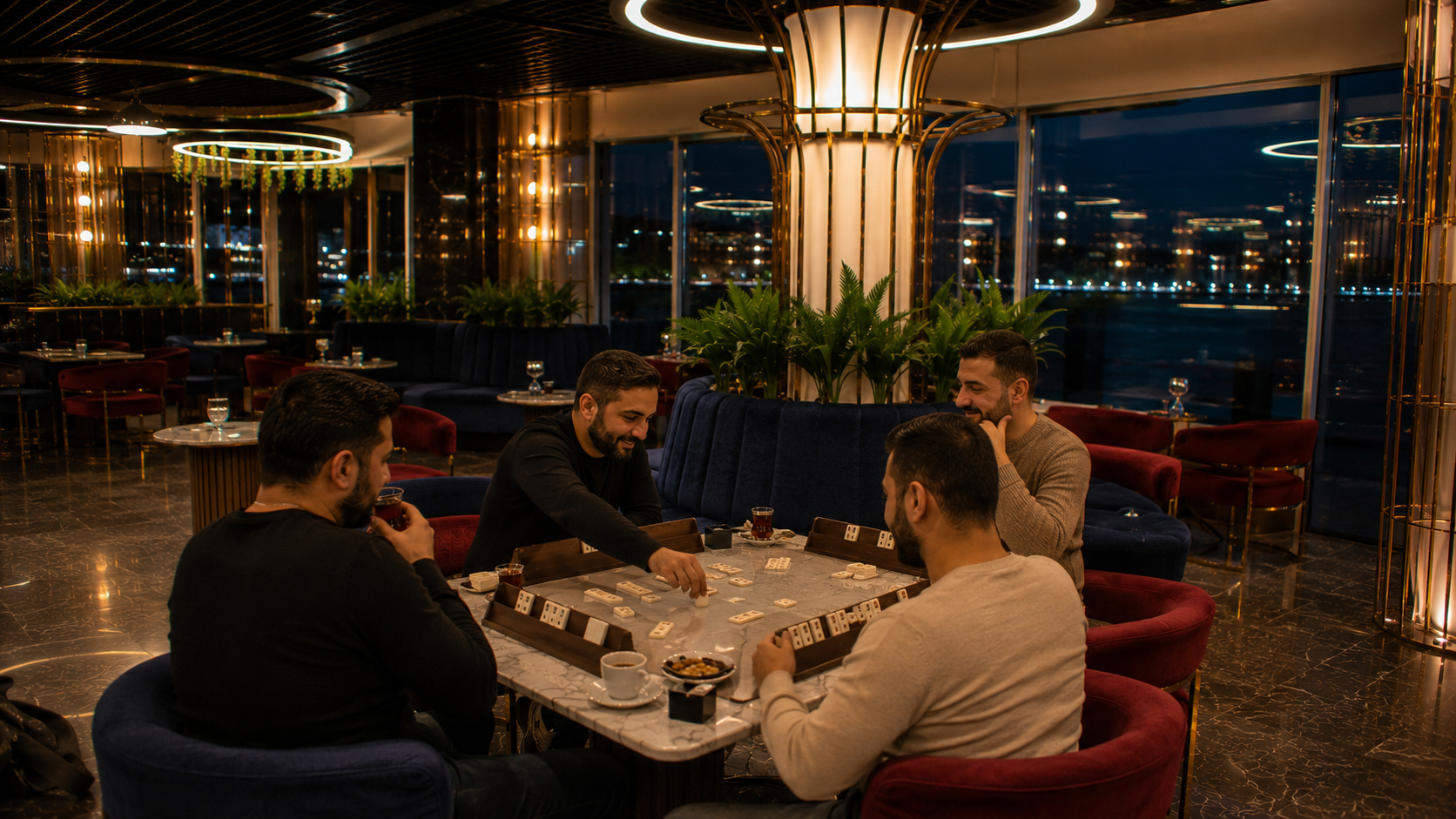 Velora Lounge’un modern iç mekânında mermer masada okey oynayan dört arkadaş, sıcak lounge atmosferi ve Maltepe sahil manzarası eşliğinde sosyal buluşma.