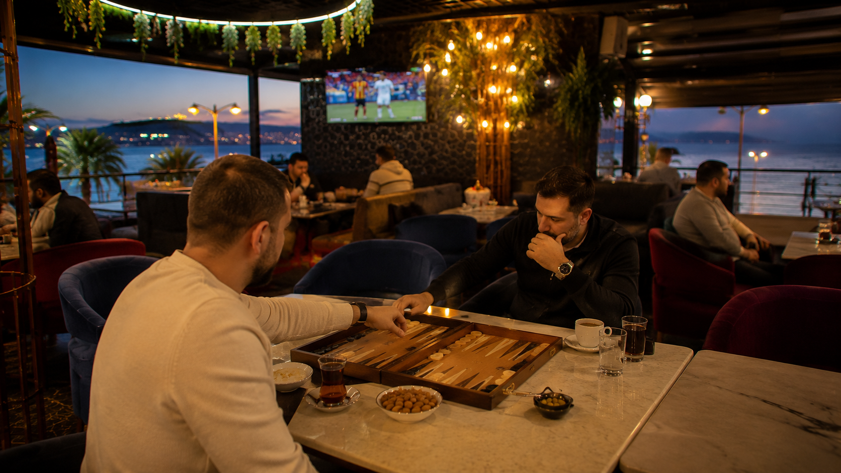 Velora Lounge'da Maltepe sahiline yakın farklı bir oturma alanında tavla oyunu, çay ve atıştırmalıklarla hazırlanan doğal sosyal buluşma ortamı.