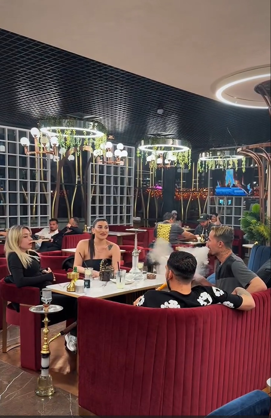 Çiftler için sakin cafe ortamı sunan VeloRa Lounge