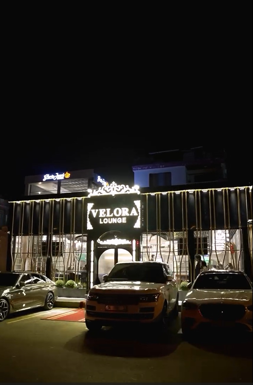 İlkbaharda bahçeli cafe atmosferi ve VeloRa Lounge açık alanı