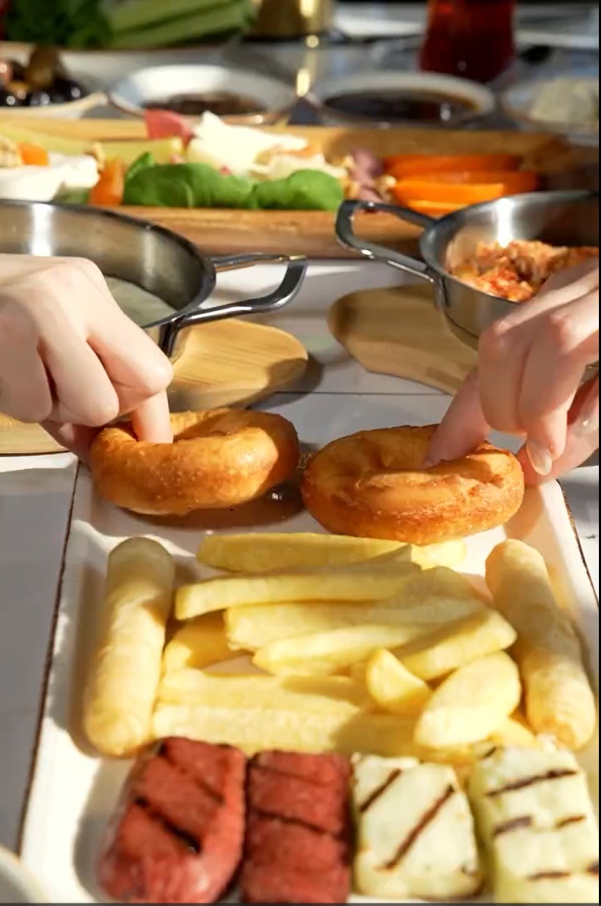 Maç günü ne yenir önerilerine uygun burger ve atıştırmalık masası